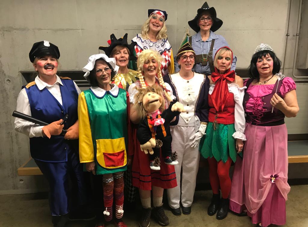 Die Moafährladies in Fastnachtskostümen, unter anderem als Polizistin, Clown, Zwerg und Prinzessin